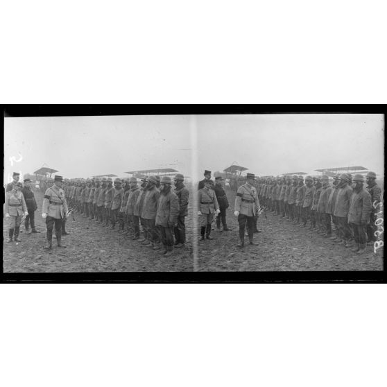 Etampes, école d’aviation, le colonel Girod passe en revue les officiers de l’école. [légende d'origine]