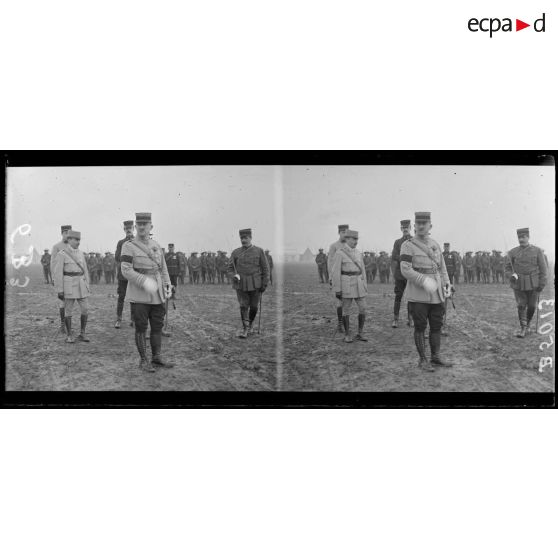 Etampes, école d’aviation, le colonel Girod sur le terrain de la revue. [légende d’origine]