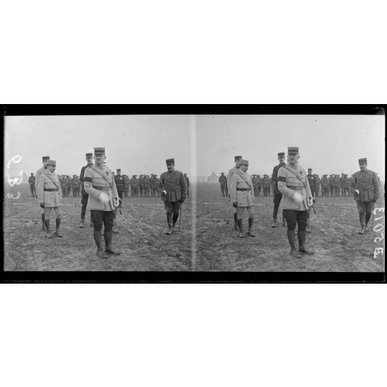 Etampes, école d’aviation, le colonel Girod sur le terrain de la revue. [légende d’origine]