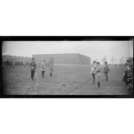Etampes, école d’aviation, le colonel Girod prononce une allocution. [légende d’origine]