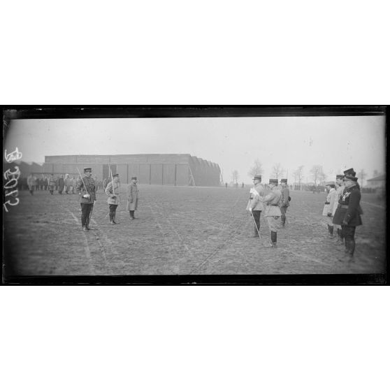 Etampes, école d’aviation, le colonel Girod prononce une allocution. [légende d’origine]