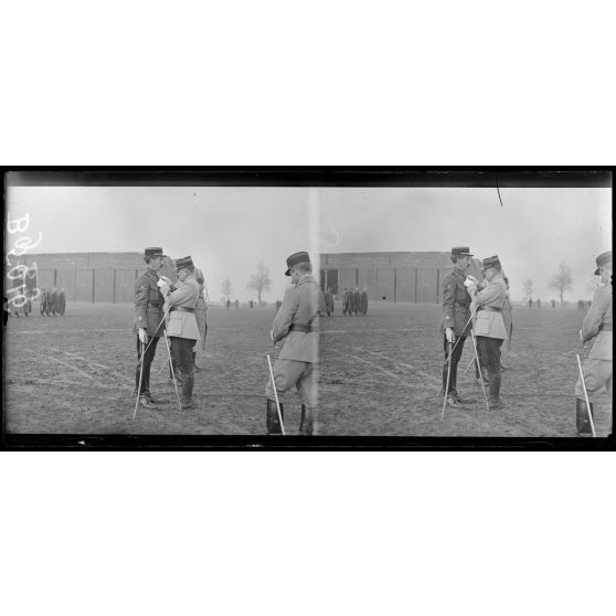 Etampes, école d’aviation, le colonel Girod décore le capitaine Malcor. [légende d’origine]