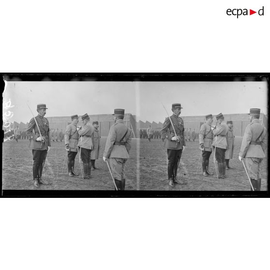 Etampes, école d’aviation, le colonel Girod décore le lieutenant Chatelain. [légende d’origine]