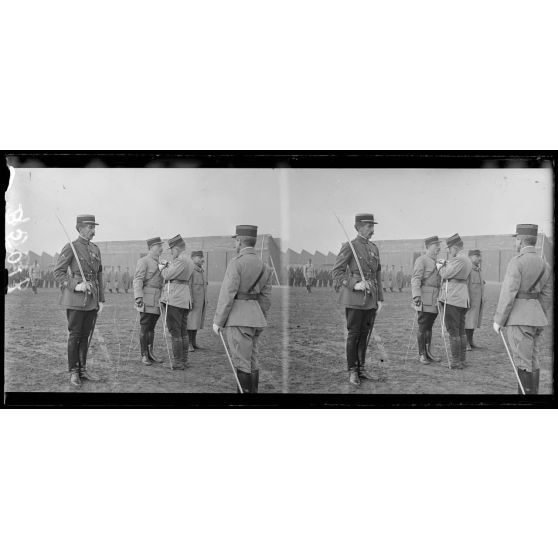 Etampes, école d’aviation, le colonel Girod décore le lieutenant Chatelain. [légende d’origine]