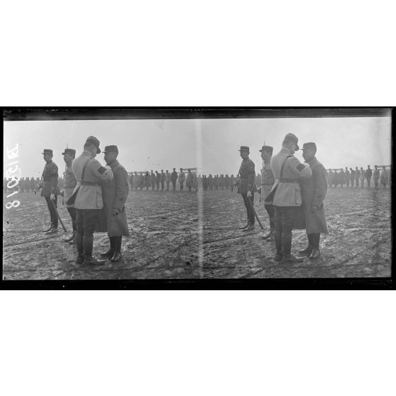 Etampes, école d’aviation, le colonel Girod décore le caporal Hervé. [légende d’origine]