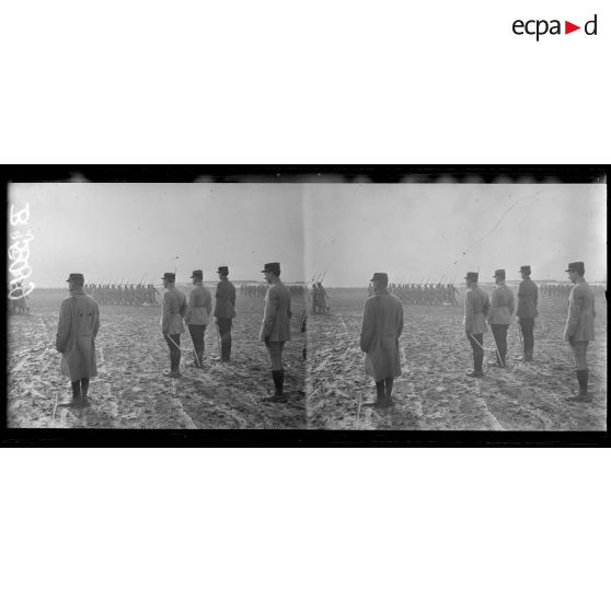 Etampes, école d’aviation, le colonel Girod et les décorés pendant le défilé. [légende d’origine]