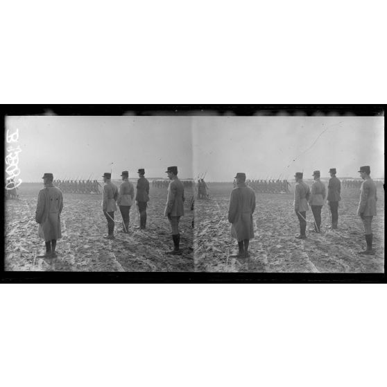 Etampes, école d’aviation, le colonel Girod et les décorés pendant le défilé. [légende d’origine]