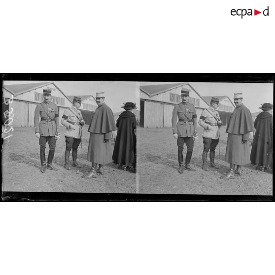 Etampes, école d’aviation, le colonel Girod et le capitaine Malcor. [légende d’origine]