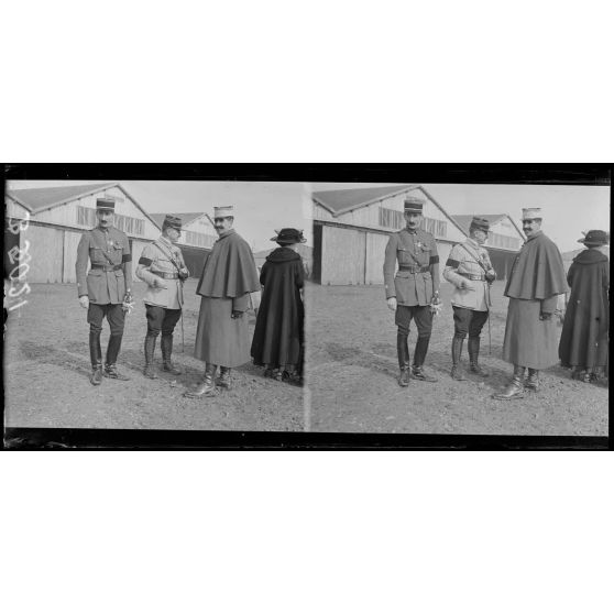 Etampes, école d’aviation, le colonel Girod et le capitaine Malcor. [légende d’origine]