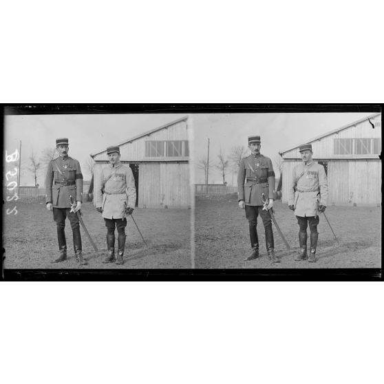 Etampes, école d’aviation, le capitaine Malcor et le lieutenant Chatelain. [légende d’origine]