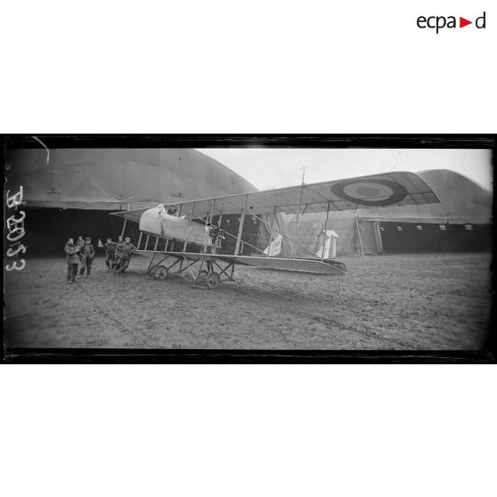 Un appareil Farman. [légende d'origine]