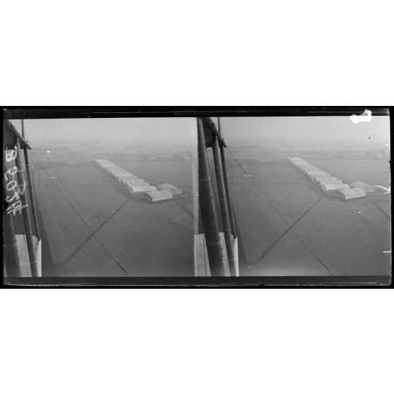 Etampes, le camp d’aviation pris d’un Farman en vol. [légende d’origine]