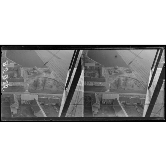 Etampes, ferme aux environs d’Etampes, prise d’un Farman en vol. [légende d’origine]