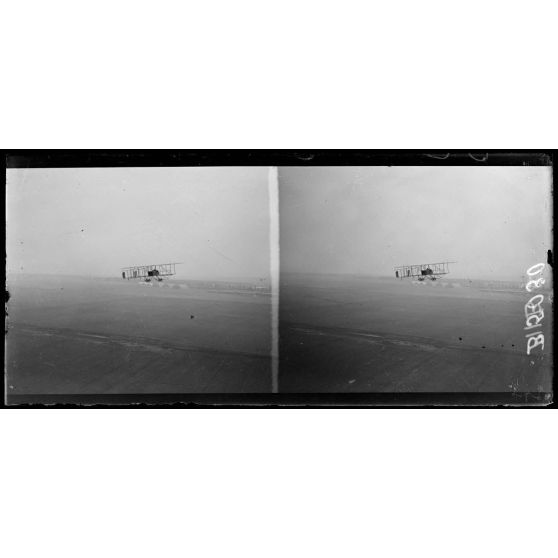 Etampes, un Farman en vol (300 m. d'altitude). [légende d’origine]
