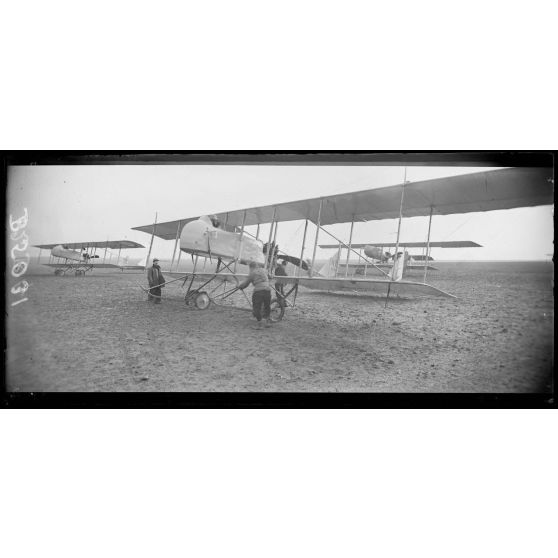 Etampes, école d'aviation. Appareils sur le terrain. [légende d'origine]