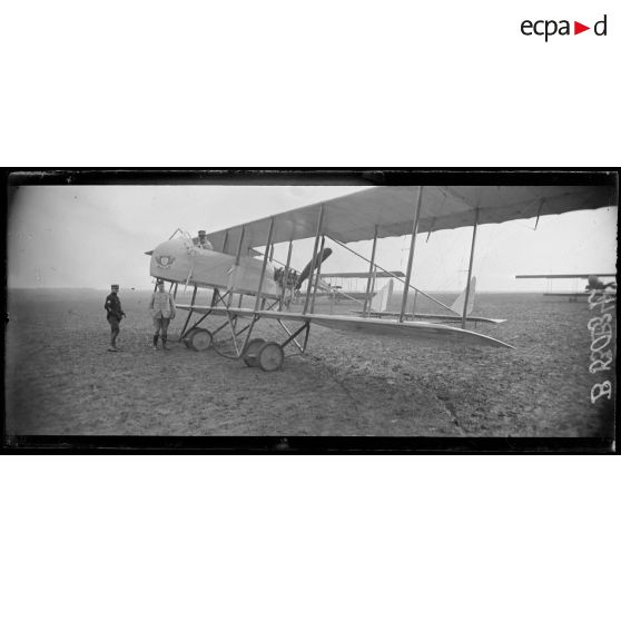 Etampes, le colonel Girod sur son Farman. [légende d’origine]