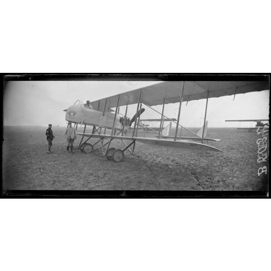 Etampes, le colonel Girod sur son Farman. [légende d’origine]