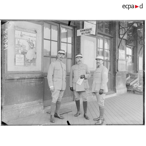 Beauvais, les commissaires de la gare, commandant Portali, capitaine Poney, capitaine de Brossin de Méré. [légende d’origine]