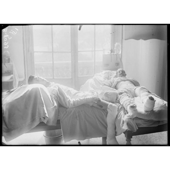 Paris. Hôpital du grand palais - Opération de la greffe osseuse par le docteur Laurent. Avant la deuxième et dernière phase de l'opération. [légende d'origine]