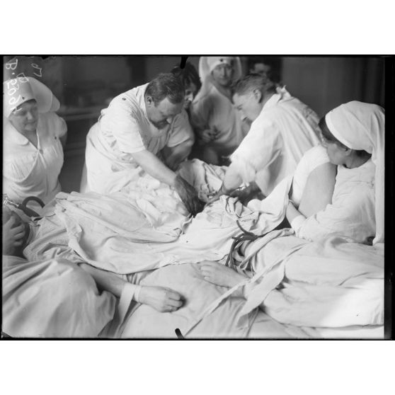 Paris. Hôpital du grand palais - Opération de la greffe osseuse par le docteur Laurent. Deuxième et dernière phase de l'opération. [légende d'origine]