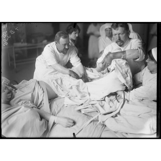 Paris. Hôpital du grand palais - Opération de la greffe osseuse par le docteur Laurent. Deuxième et dernière phase de l'opération. [légende d'origine]