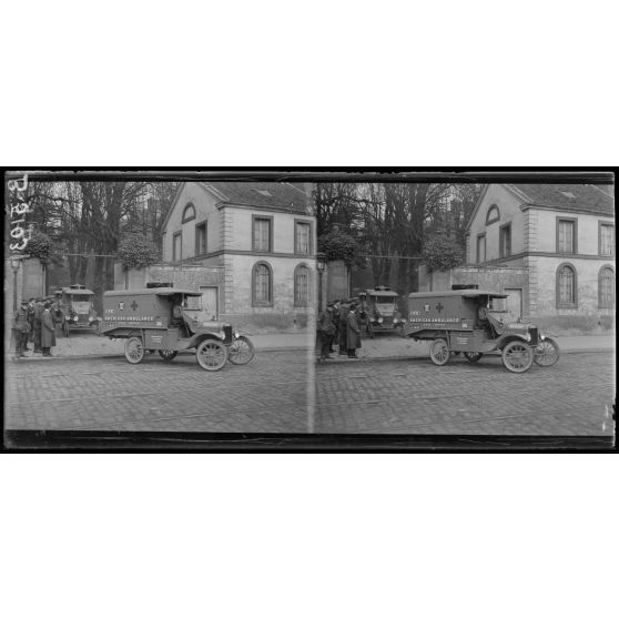 Paris. Ambulance américaine 21 rue Raynouard. Départ d'une section de Californie pour le front français. [légende d'origine]