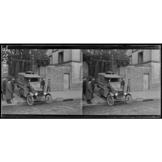 Paris. Ambulance américaine 21 rue Raynouard. Départ d'une section de Californie pour le front français. [légende d'origine]