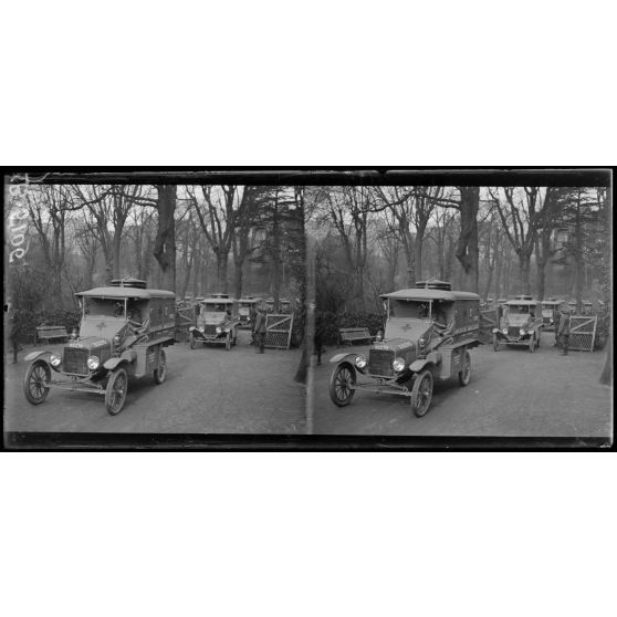 Paris. Ambulance américaine 21 rue Raynouard. Départ d'une section de Californie pour le front français. [légende d'origine]