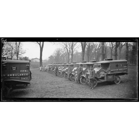 Paris. Ambulance américaine 21 rue Raynouard. Avant le départ. [légende d'origine]