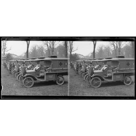 Paris. Ambulance américaine 21 rue Raynouard. Départ d'une section de Californie pour le front français. Avant le départ. [légende d'origine]