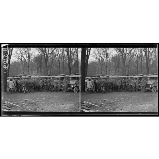 Paris. Ambulance américaine 21 rue Raynouard. Départ d'une section de Californie pour le front français. Avant le départ. [légende d'origine]