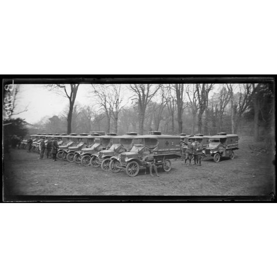 Paris. Ambulance américaine 21 rue Raynouard. Départ d'une section de Californie pour le front français. Avant le départ. [légende d'origine]