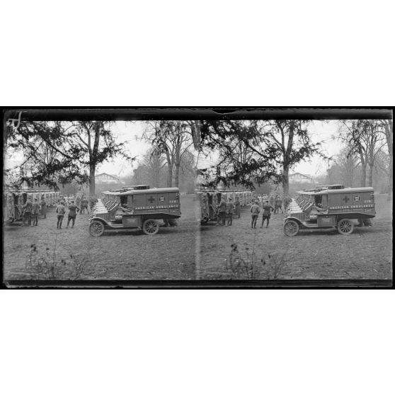 Paris. Ambulance américaine 21 rue Raynouard. Départ d'une section de Californie pour le front français. Avant le départ. [légende d'origine]