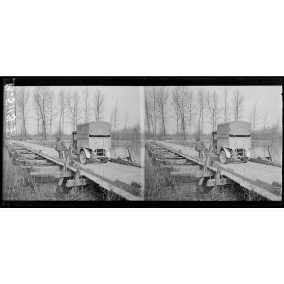 Près Noyon. Pont de bateaux sur l'Oise à Sempigny. [légende d'origine]