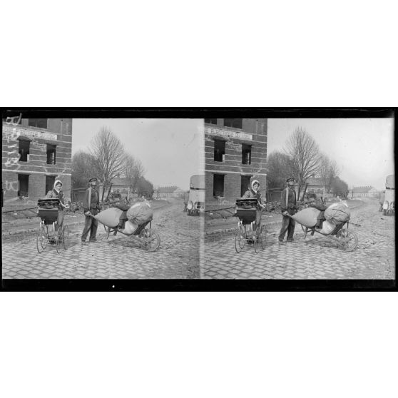 Pont l’Evêque, des réfugiés traversent le pont. [légende d’origine]