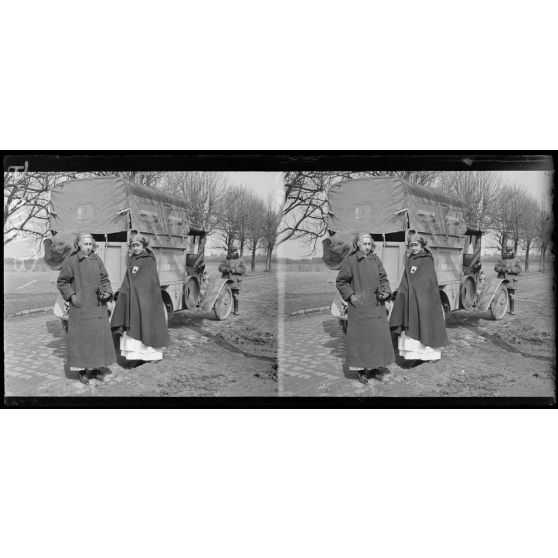 Noyon. Infirmières se rendant à Noyon (comtesse d'Oilliamson) pour installer l'hôpital. [légende d'origine]