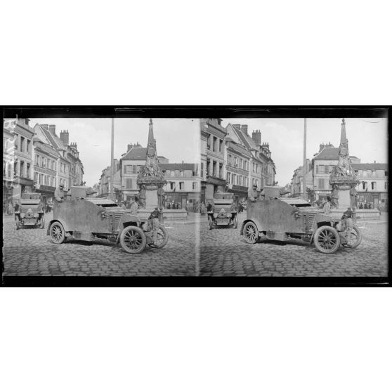 Noyon. Auto-mitrailleuses traversant la place de l'hôtel de ville. [légende d'origine]