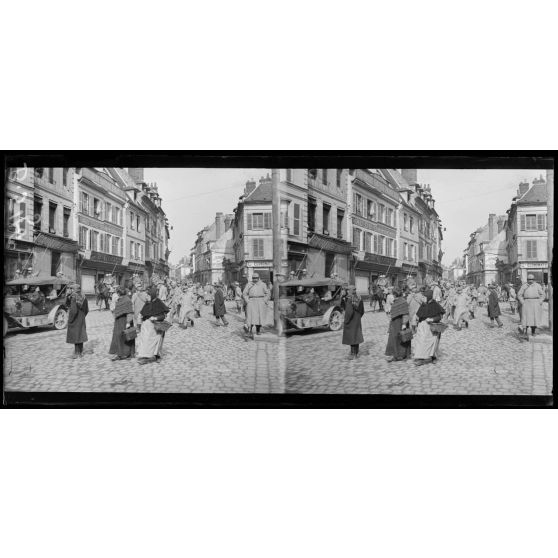 Noyon. Dragons traversant la ville. [légende d'origine]