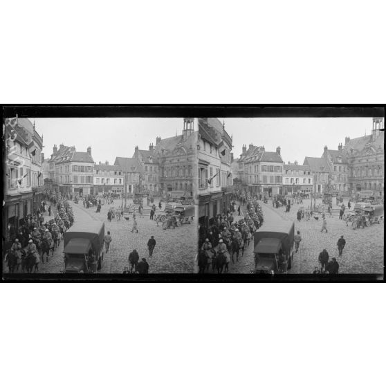 Noyon. Dragons traversant la ville. [légende d'origine]