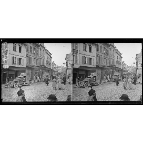 Noyon (Oise). Autos mitrailleuses traversant la ville. [légende d'origine]