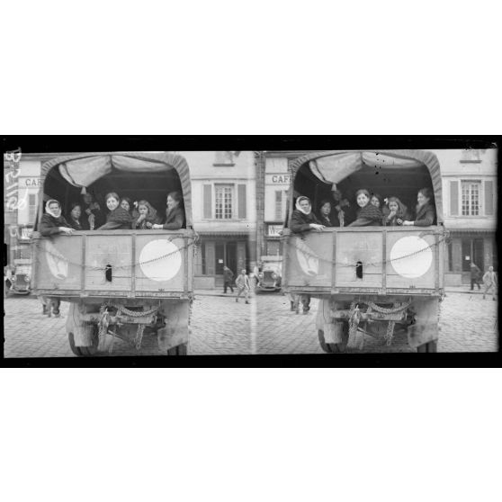 Noyon, réfugiés du Chauny dans un camion militaire traversent la ville. [légende d’origine]