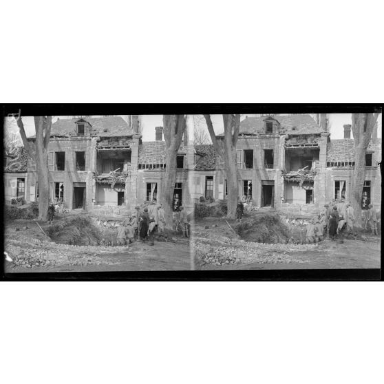 Noyon, boulevard Sarrazin coupé par une mine et en voie de réparation. [légende d’origine]