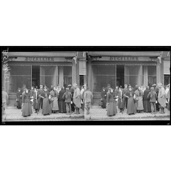 Noyon, la population se ravitaille devant la boucherie. [légende d’origine]