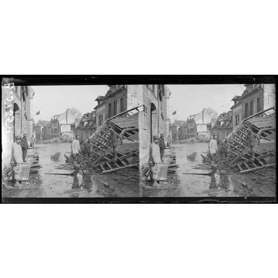 Noyon, rue des tanneurs, inondations provoquées par les allemands. [légende d’origine]
