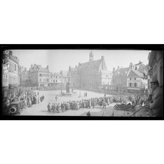 Noyon. Place de l'Hôtel-de-Ville, avant l'arrivée du président Poincaré. [légende d'origine]
