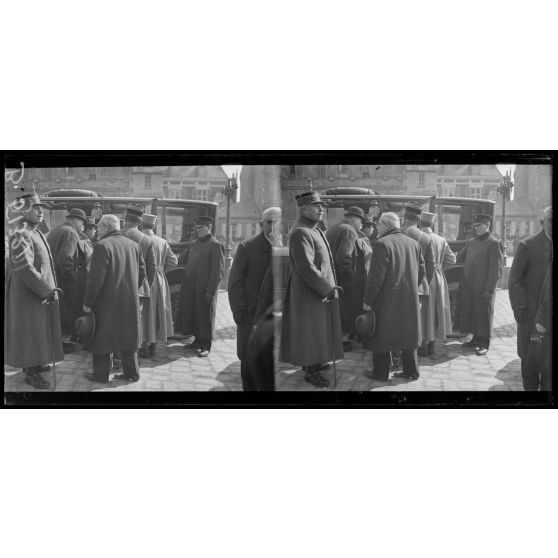 Noyon, les généraux Nivelle et Humbert devant la voiture du président. [légende d’origine]