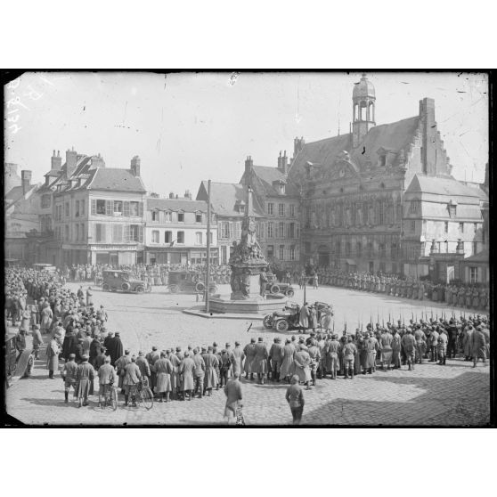 Noyon. Arrivée du président et du cortège place de l'hôtel de ville. [légende d'origine]
