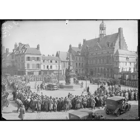 Noyon. Le président passe en revue les troupes. [légende d'origine]