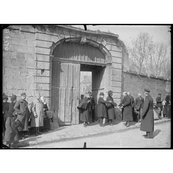 Noyon (Oise). Le président vient de visiter les réfugiés du nord. [légende d'origine]