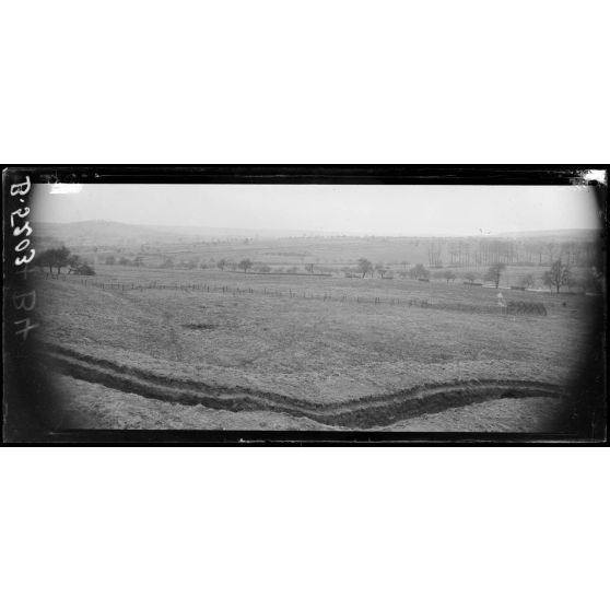 Mont-Renaud (Oise), les organisations défensives allemandes. Vue prise de la terrasse du château. [légende d'origine]